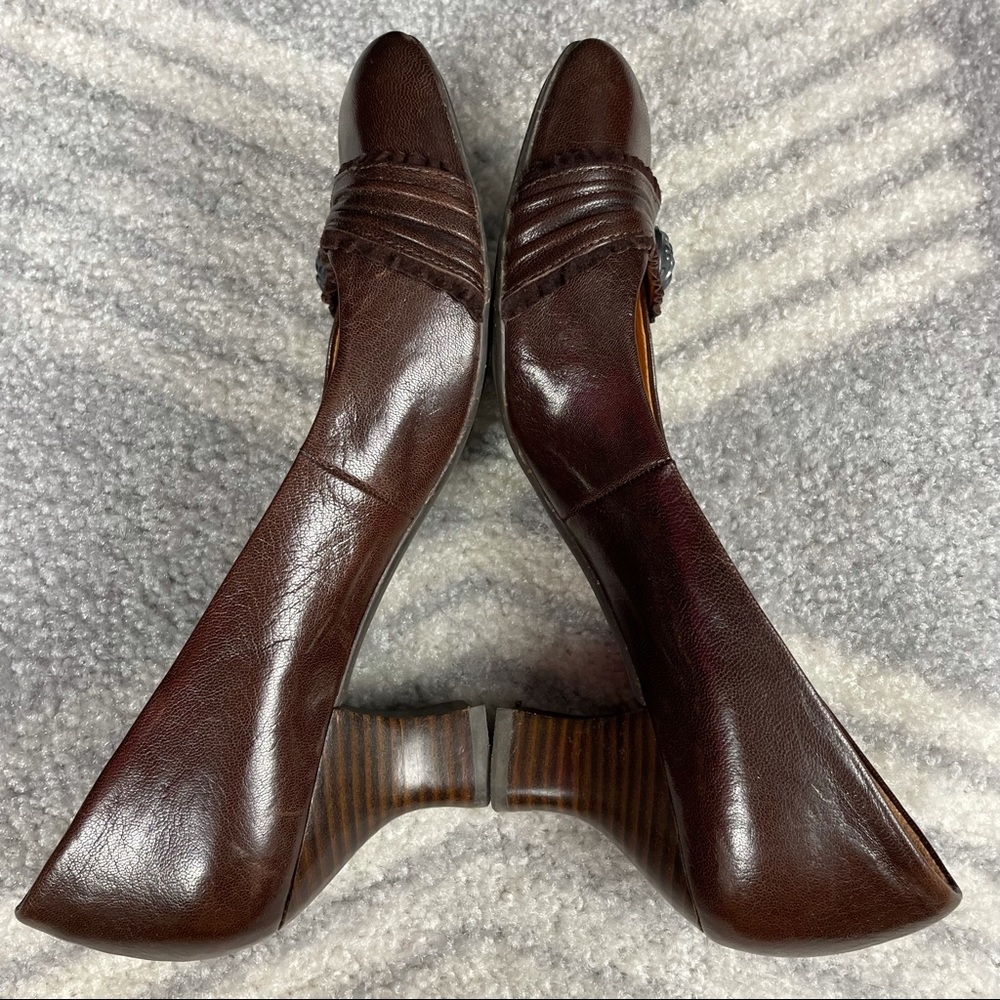 ANTHROPOLOGIE NAYA Daria Leather Rounded Toe Ruffled Button Stacked Wooden Heels - Picture 4 of 9